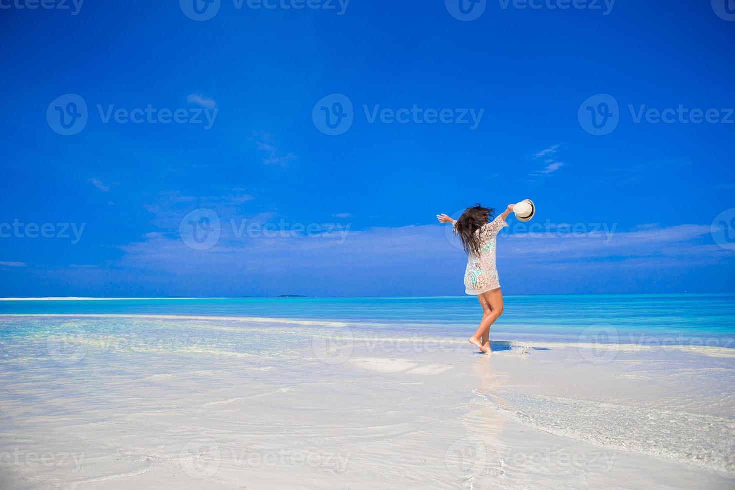 mujer hermosa joven en la playa durante las vacaciones tropicales foto