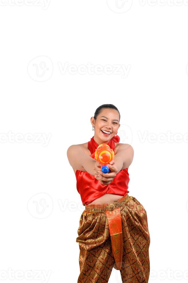 retrato hermosa mujer en el festival de songkran con pistola de agua foto