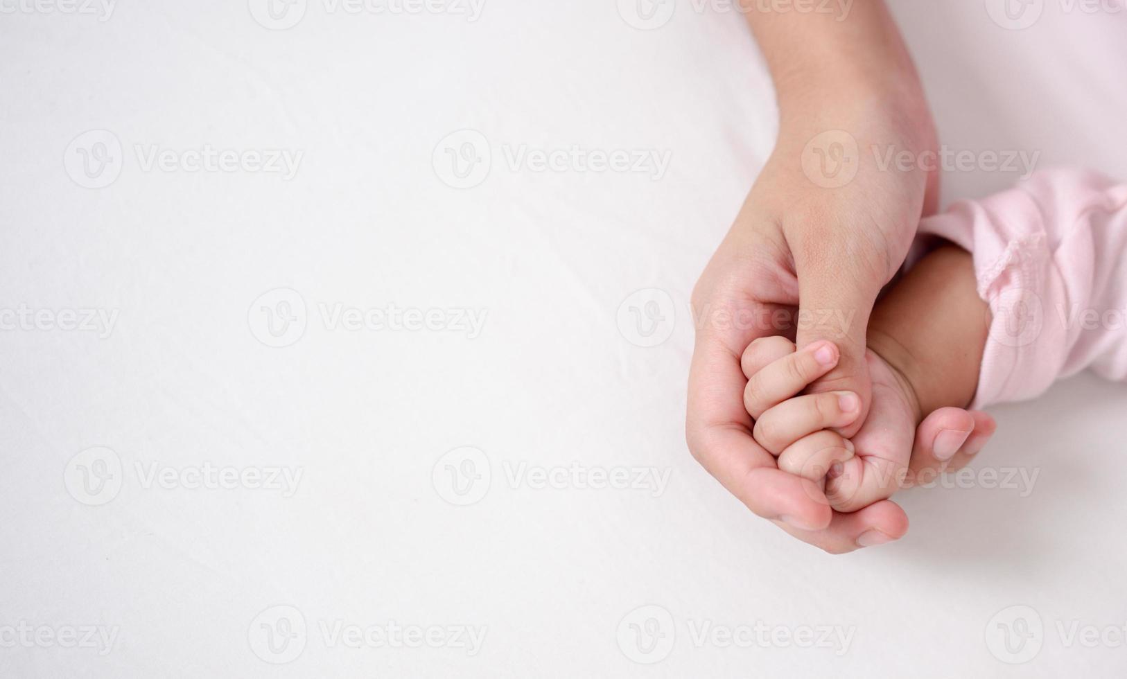 crianza de la madre y vida del nacimiento del recién nacido. mamá y bebé jugando en un dormitorio soleado, familia divirtiéndose juntos. cuidado de niños, concepto de maternidad. foto