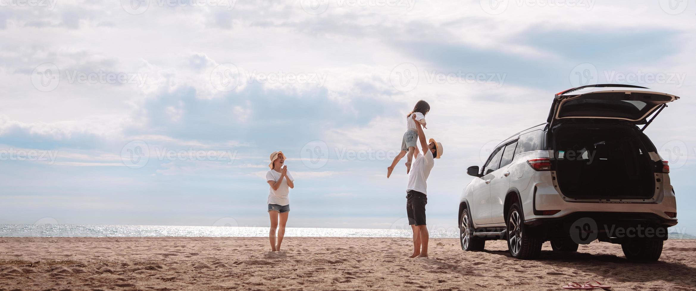 familia feliz con viaje en coche viaje por carretera. vacaciones de verano en automóvil al atardecer, papá, mamá e hija felices viajando disfrutan juntos conduciendo en vacaciones, el estilo de vida de la gente viaja en automóvil. foto