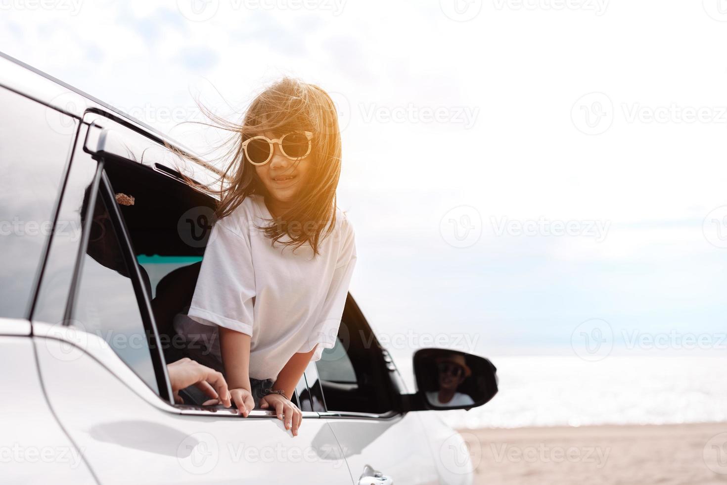 las niñas felices viajando en coche disfrutan de vacaciones y relajación. viaje en automóvil hatchback conduciendo un viaje por carretera de vacaciones familiares de verano en automóvil al atardecer, juntos conseguir que la atmósfera vaya al destino foto