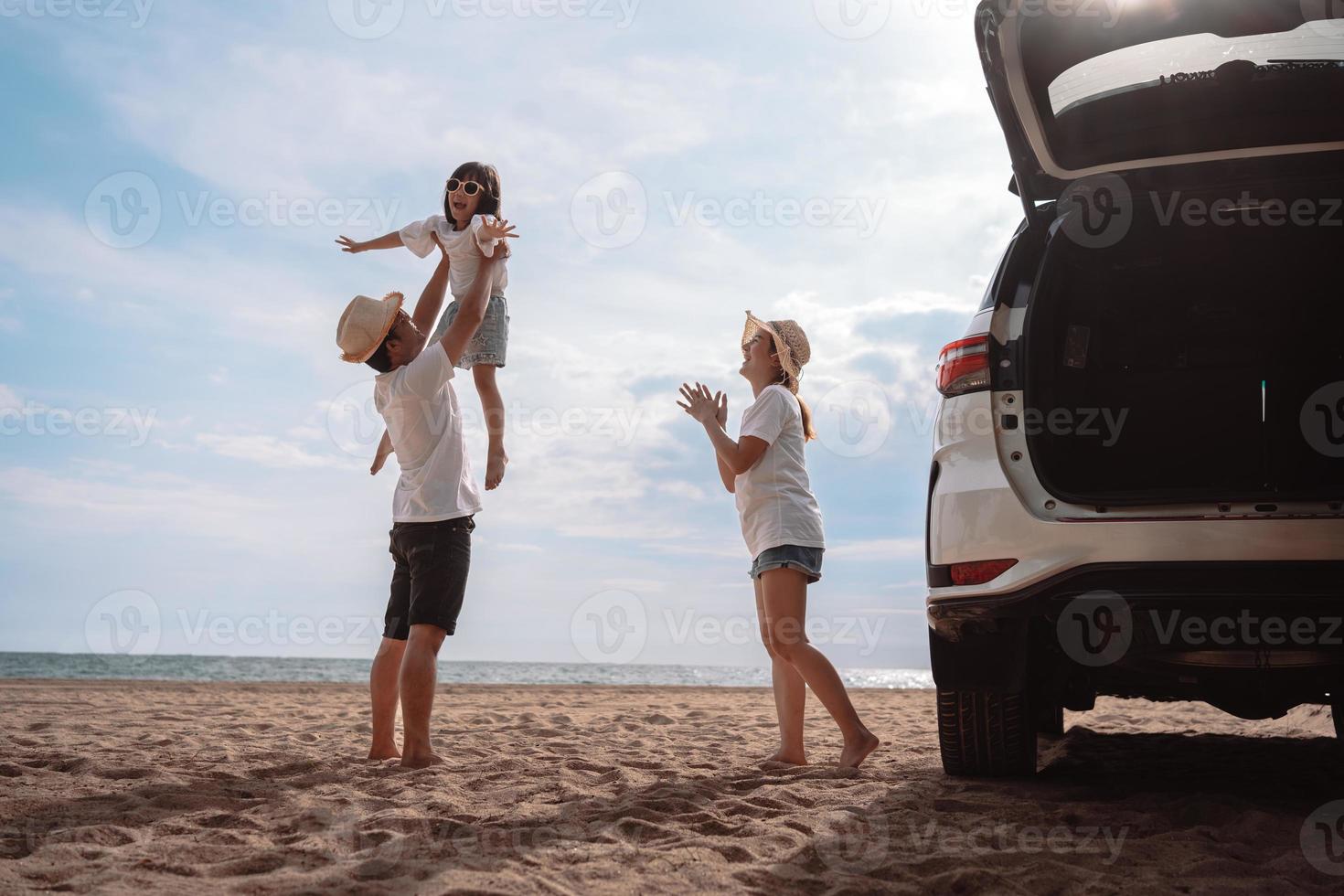 familia feliz con viaje en coche viaje por carretera. vacaciones de verano en automóvil al atardecer, papá, mamá e hija felices viajando disfrutan juntos conduciendo en vacaciones, el estilo de vida de la gente viaja en automóvil. foto