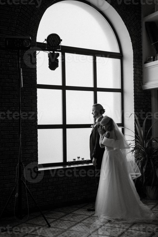 pareja joven, novia y novio, en, un, vestido blanco foto