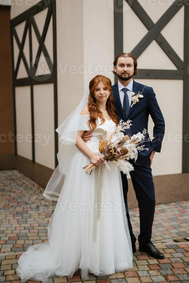 pareja joven, novia y novio, en, un, vestido blanco foto