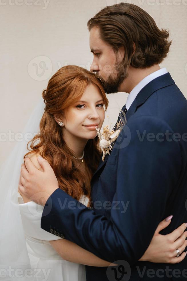 pareja joven, novia y novio, en, un, vestido blanco foto