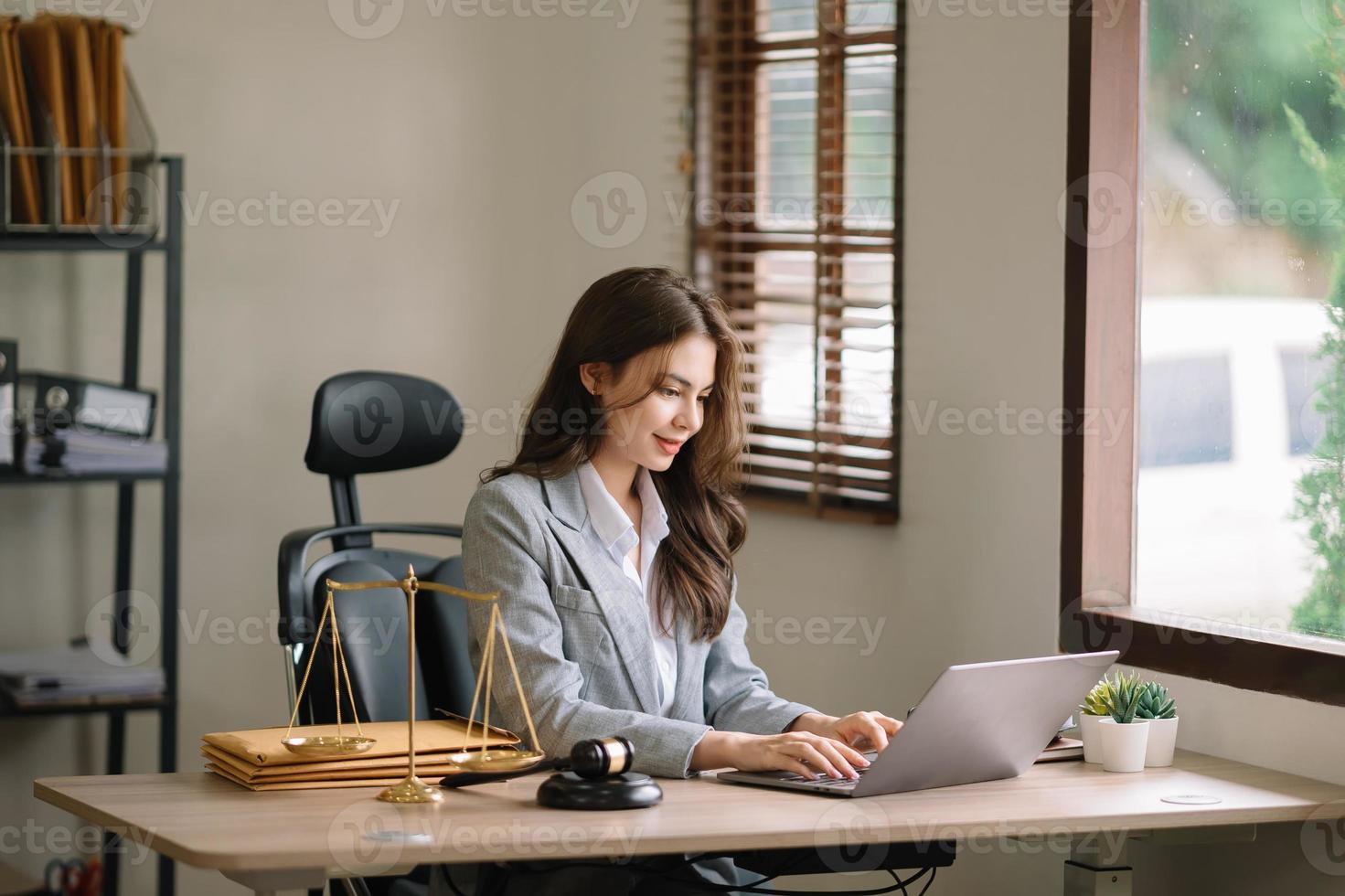 abogada asiática trabajando y mazo, tableta, computadora portátil al frente, consejo de justicia y concepto de ley. foto