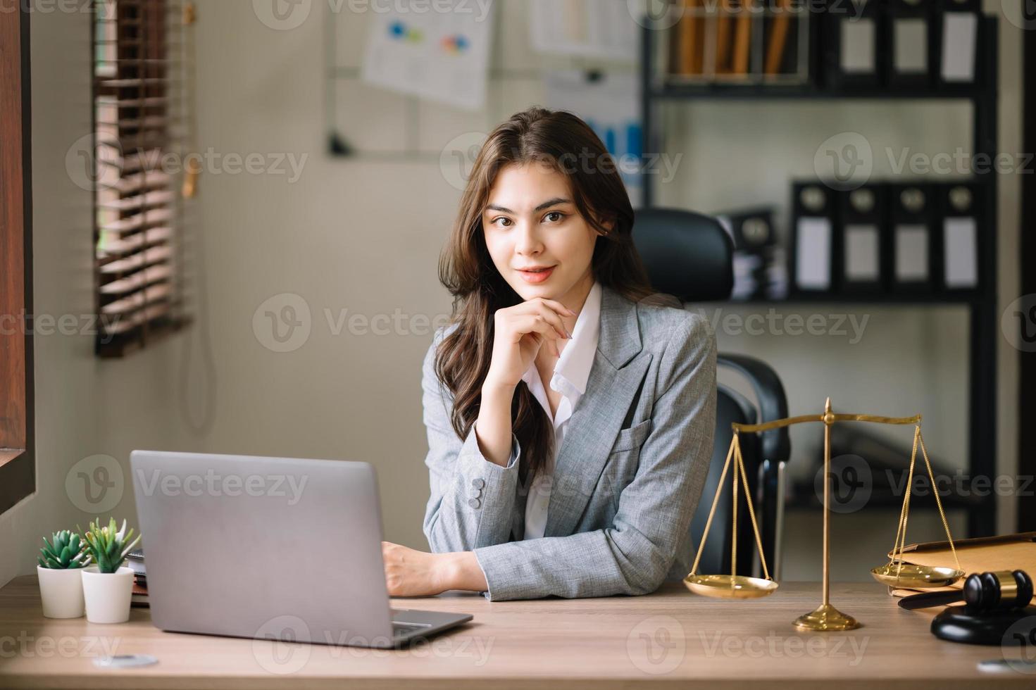 bella abogada asiática trabajando y martillo, tableta, computadora portátil al frente, consejo de justicia y concepto de ley. foto