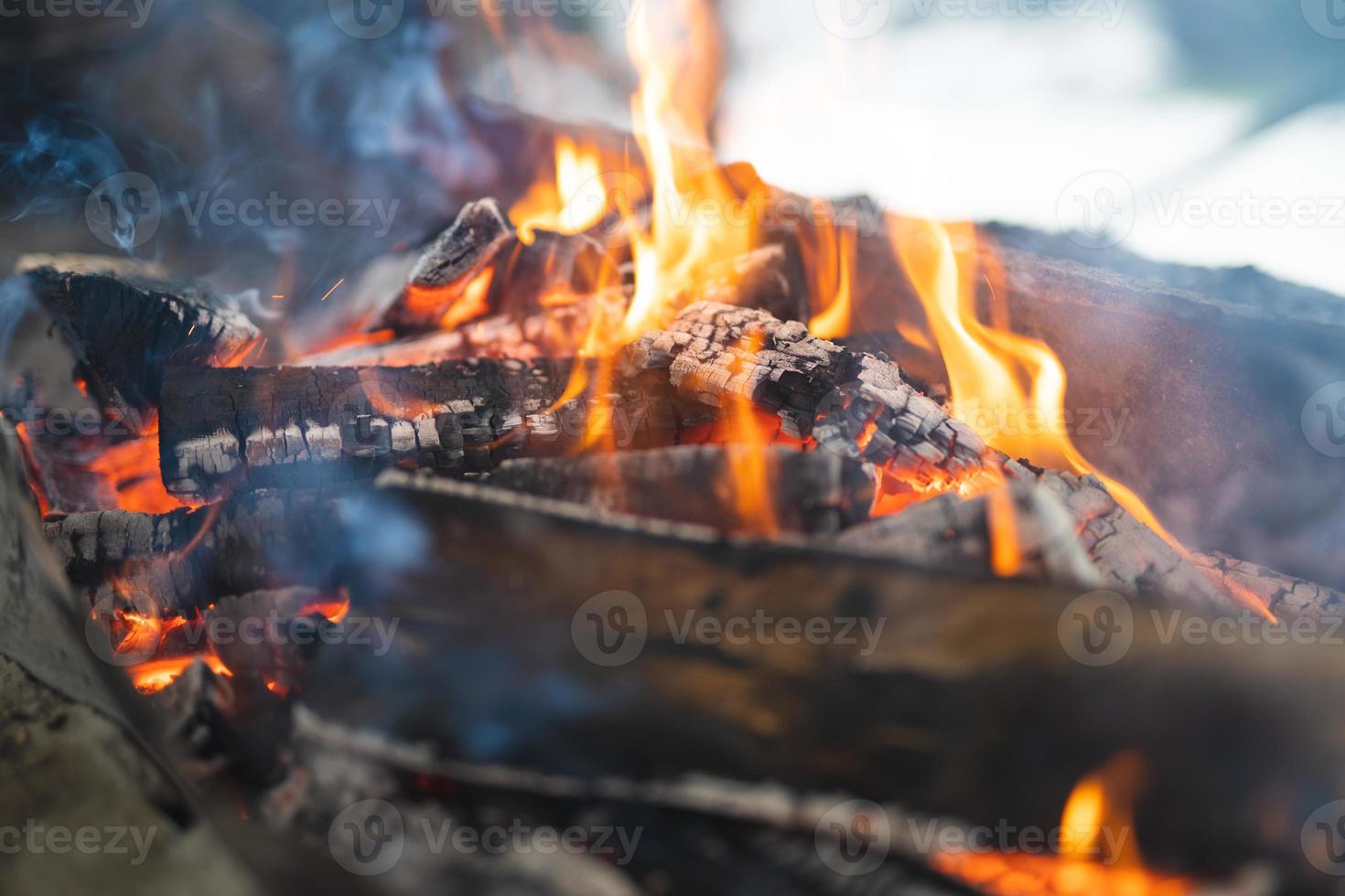 hermosa hoguera de fuego colorido arde en la parrilla para cocinar comida foto