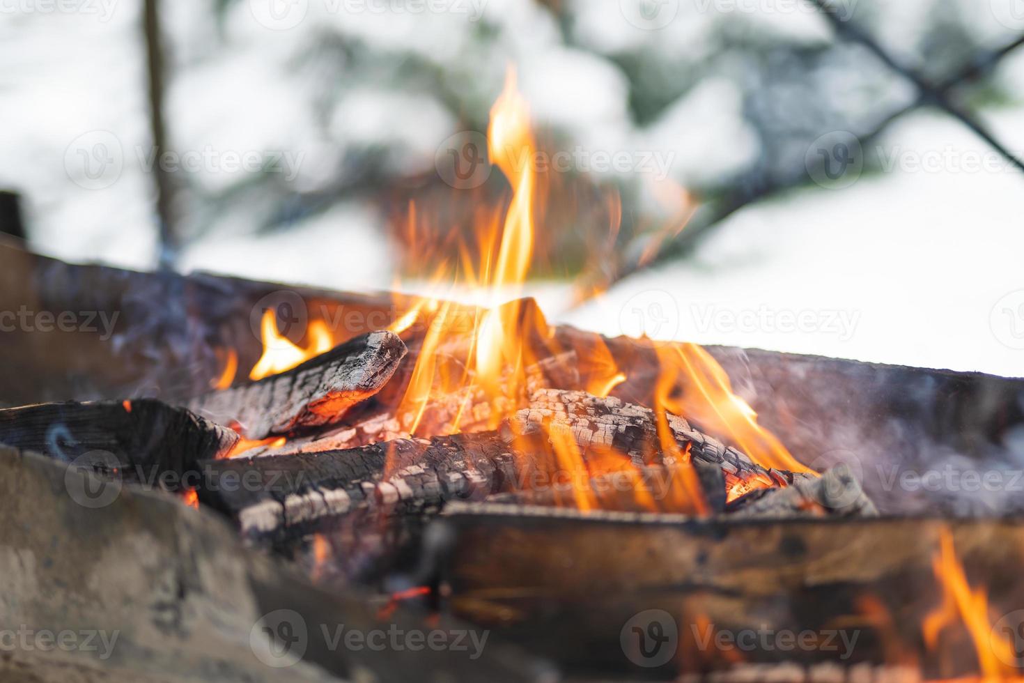 hermosa hoguera de fuego colorido arde en la parrilla para cocinar comida foto