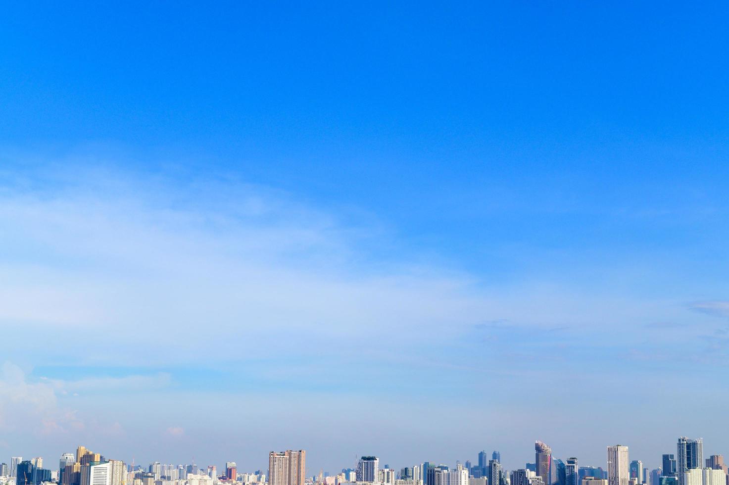 cielo azul claro en el día de verano sobre la ciudad foto