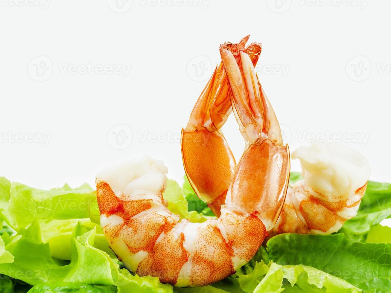 gambas al vapor frescas con aislado de ensalada de verduras sobre fondo blanco. camarones hervidos con ensalada verde mixta. profundidad de campo de enfoque selectivo. foto