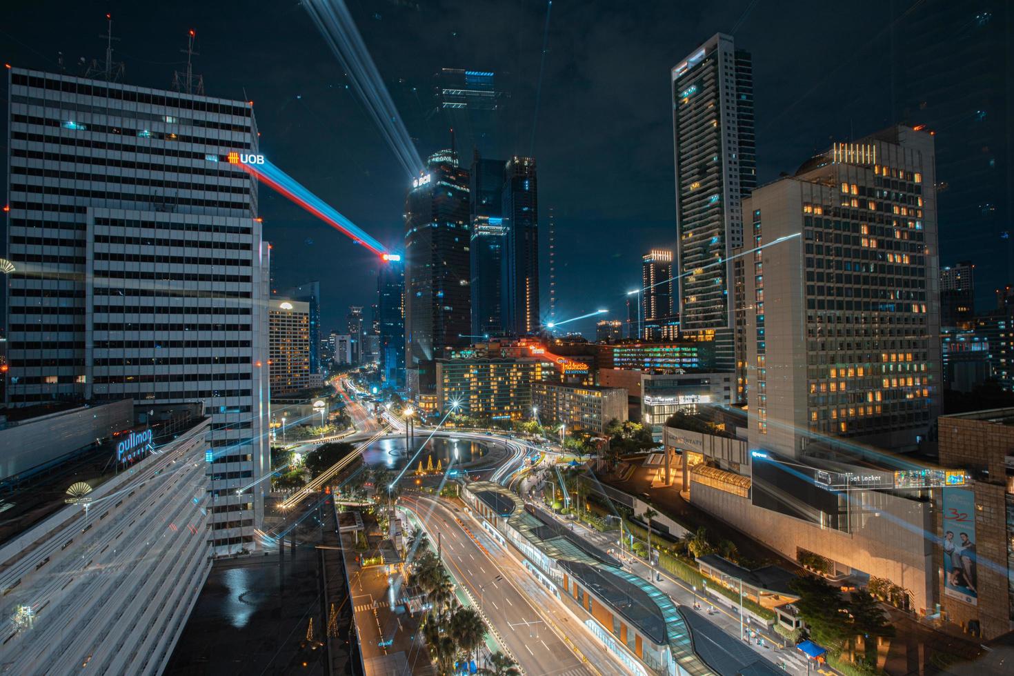 paisaje urbano nocturno y semáforo de la autopista con efecto de obturador de baja velocidad y ruido.jakarta, indonesia .9 de enero de 2023 foto