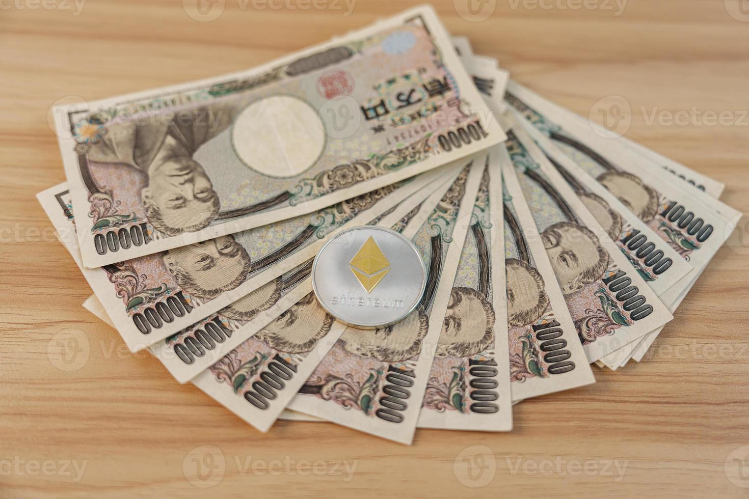 billete de yen japonés con ethereum plateado o criptomoneda eth en la mesa. impuestos, economía de recesión, inflación, criptografía, inversión y conceptos financieros descentralizados foto