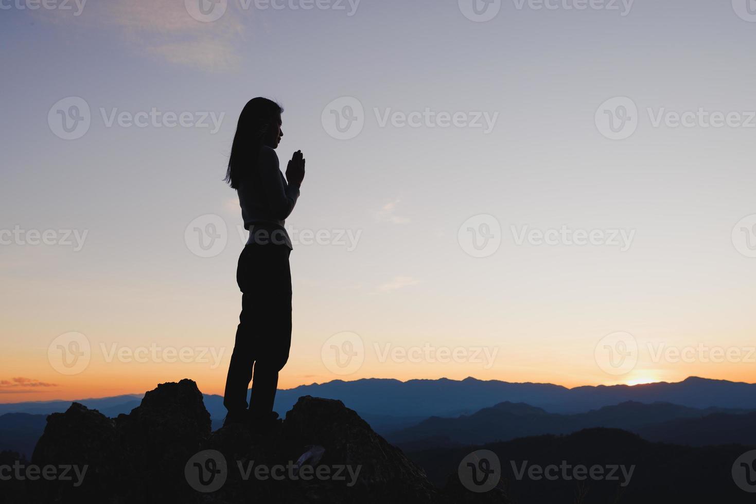 silueta de una joven religiosa rezando a dios por la mañana, espiritualidad y religión, conceptos religiosos foto