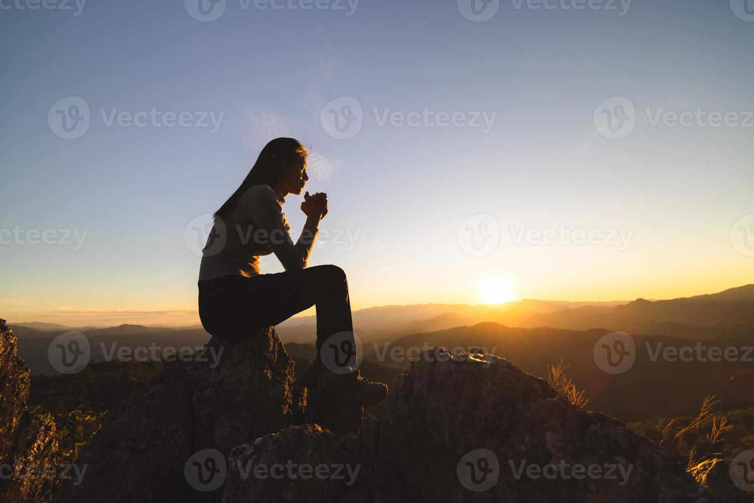 silueta de una joven religiosa rezando a dios por la mañana, espiritualidad y religión, conceptos religiosos foto