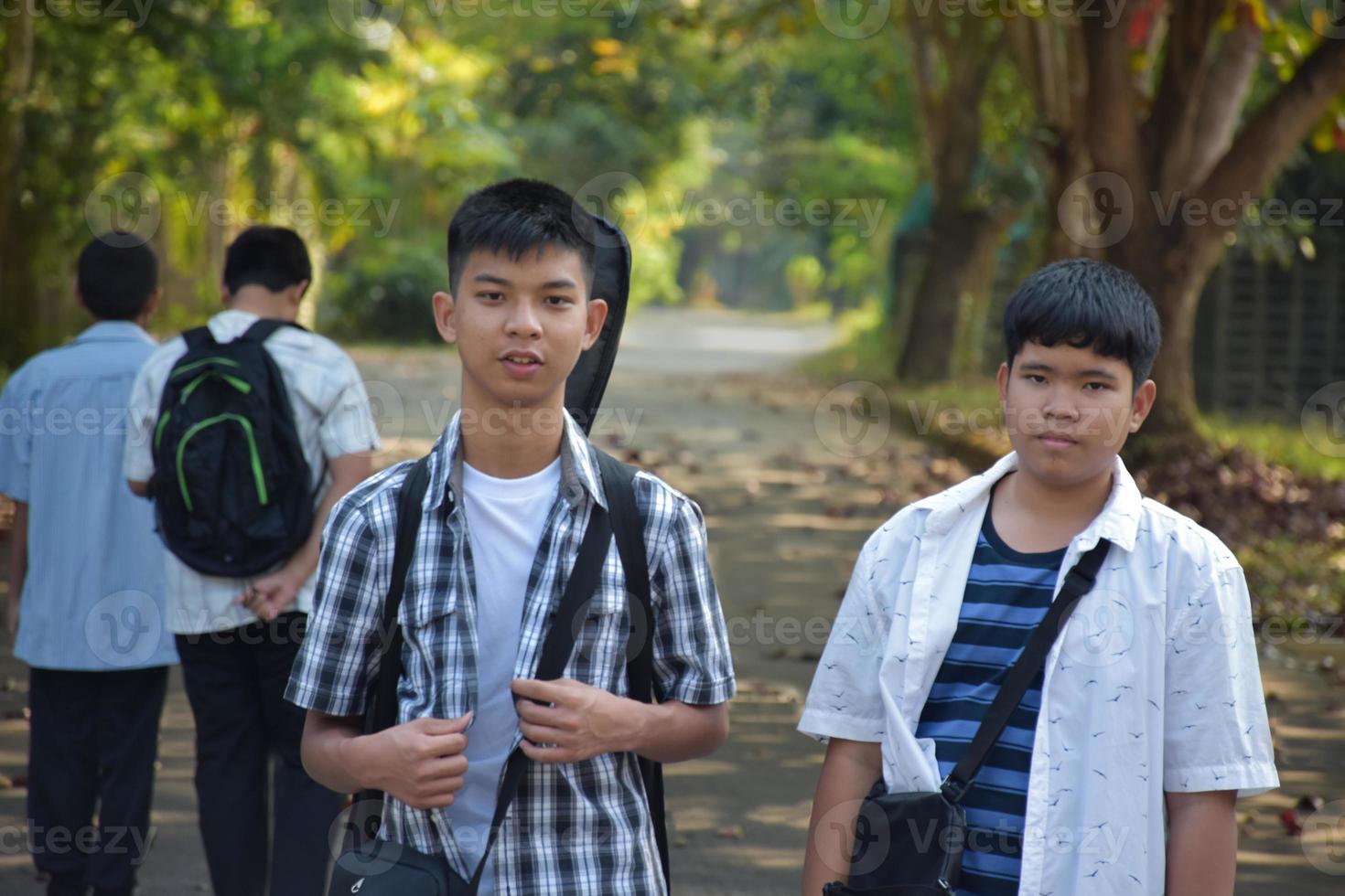 retrato de jóvenes adolescentes asiáticos que pasan tiempo libre juntos en el camino caminando a casa después de la lección de música en la escuela, concepto de pareja asiática adulta joven. foto