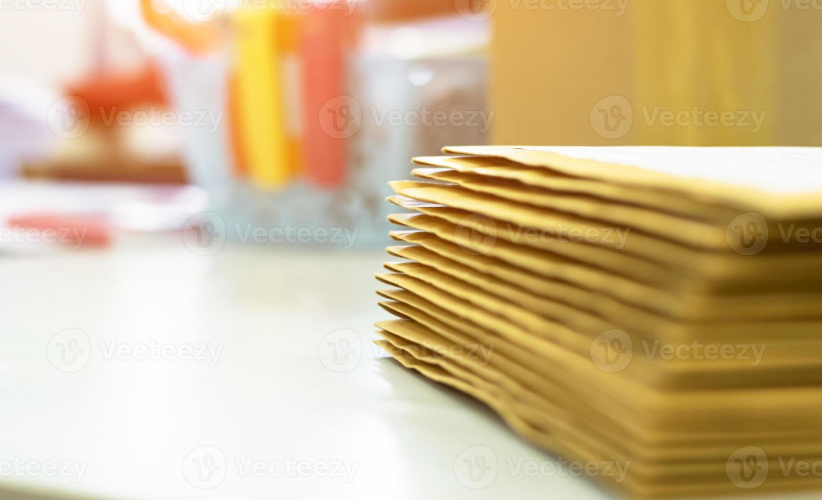 el enfoque suave del empleado de oficina o secretaria está preparando documentos y sobres marrones para aquellos interesados en licitar para la construcción de un gran edificio en una oficina. foto