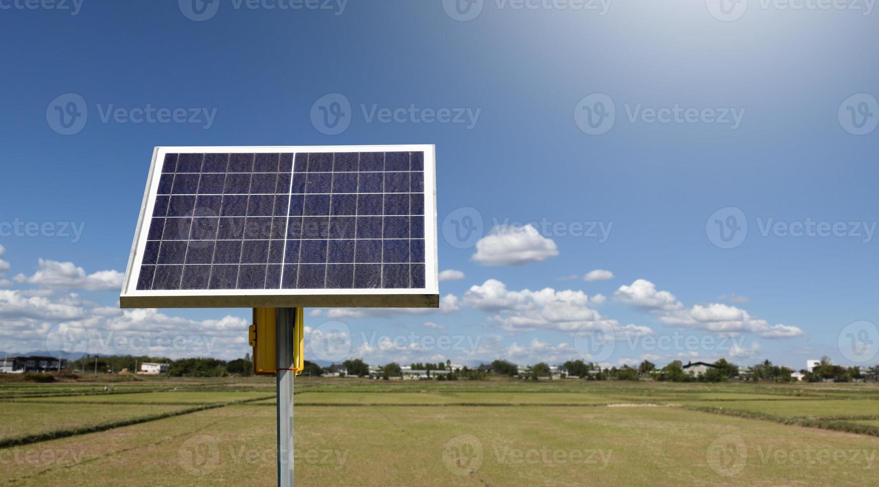 panel fotovoltaico, nueva tecnología para almacenar y utilizar la energía de la naturaleza con la vida humana, la energía sostenible y el concepto de amigo del medio ambiente. foto