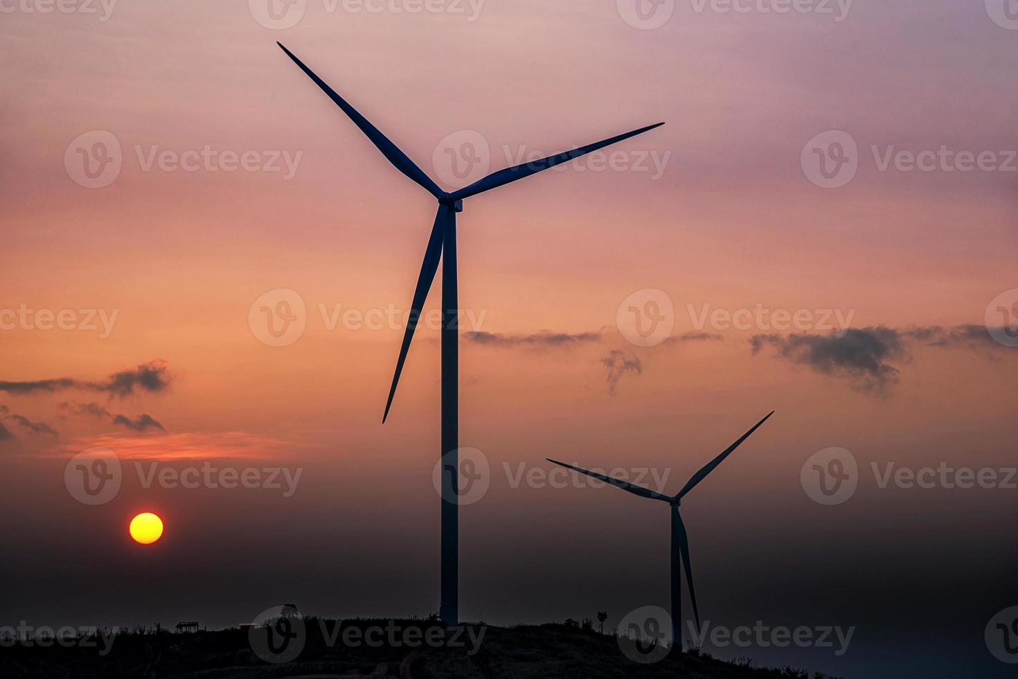 turbinas de viento sobre un fondo de puesta de sol. foto