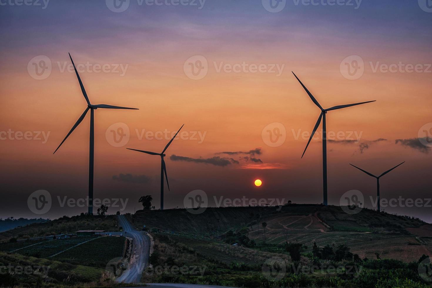 turbinas de viento sobre un fondo de puesta de sol. foto