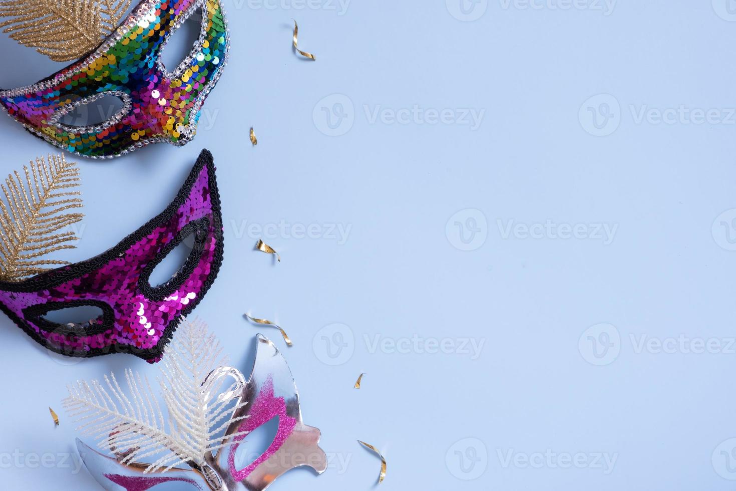 mascarilla festiva para la celebración del carnaval sobre fondo de color. copie el espacio foto