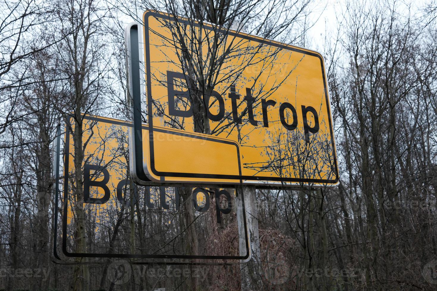 letreros de nombres de lugares en bottrop alemania foto