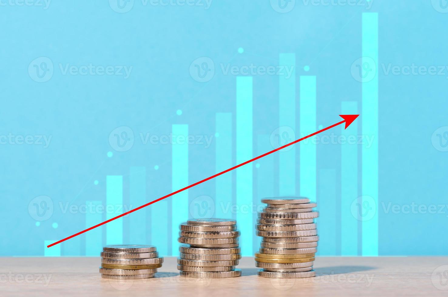 una pila de monedas y un gráfico con números crecientes, altos márgenes e ingresos foto