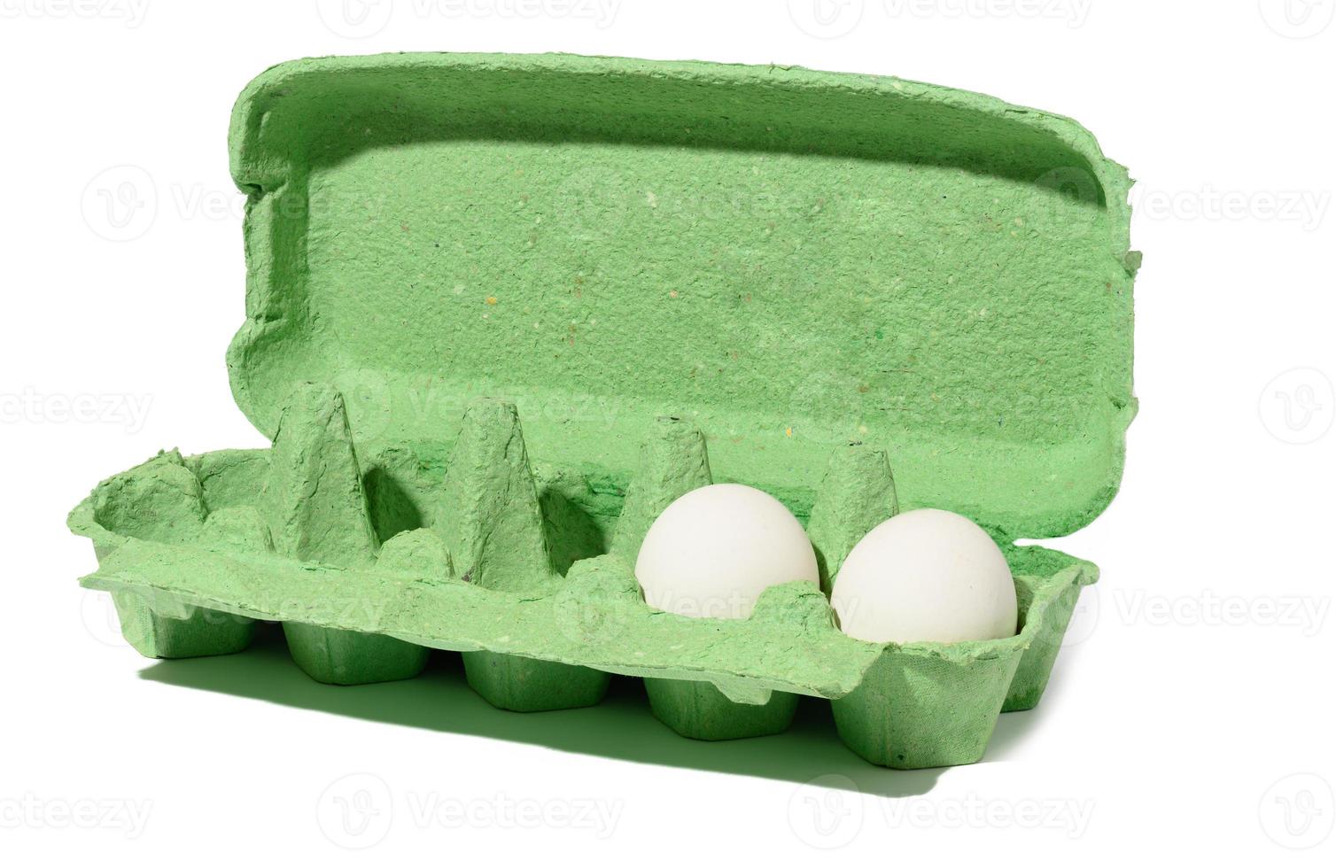 recipiente de cartón verde para huevos de pollo frescos sobre un fondo blanco aislado foto