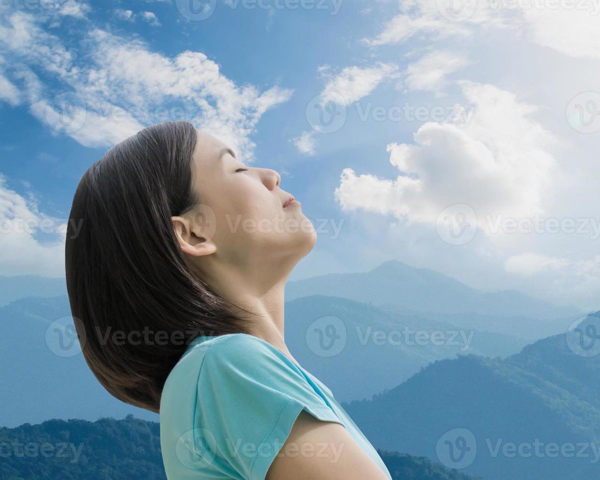 las mujeres respiran oxígeno en la naturaleza pura montaña con cielo azul brillante foto