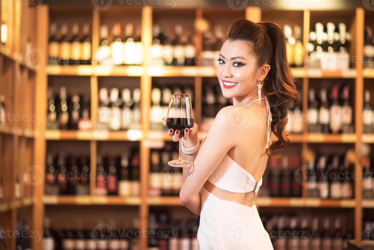 hermosa mujer asiática con una copa de vino foto