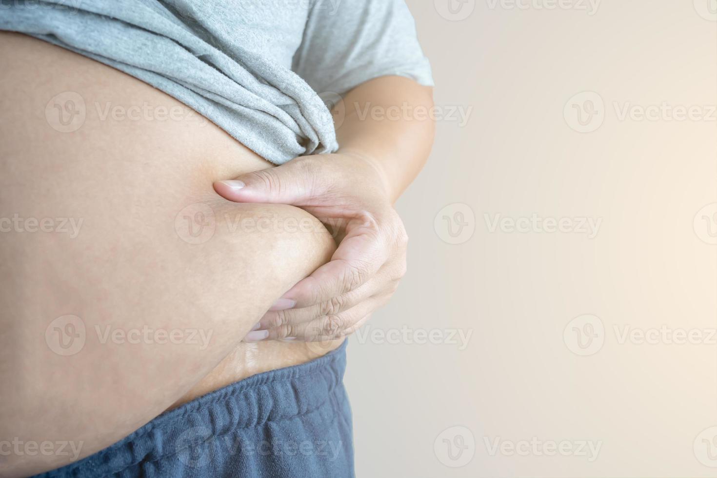 concepto de cuerpo de hombre malsano de necesidad de obesidad y sobrepeso que causa problemas de salud foto