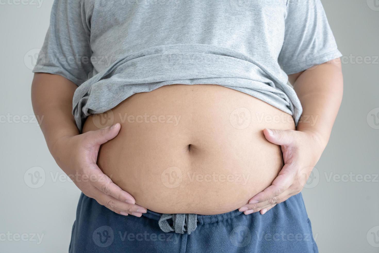 concepto de cuerpo de hombre malsano de necesidad de obesidad y sobrepeso que causa problemas de salud foto