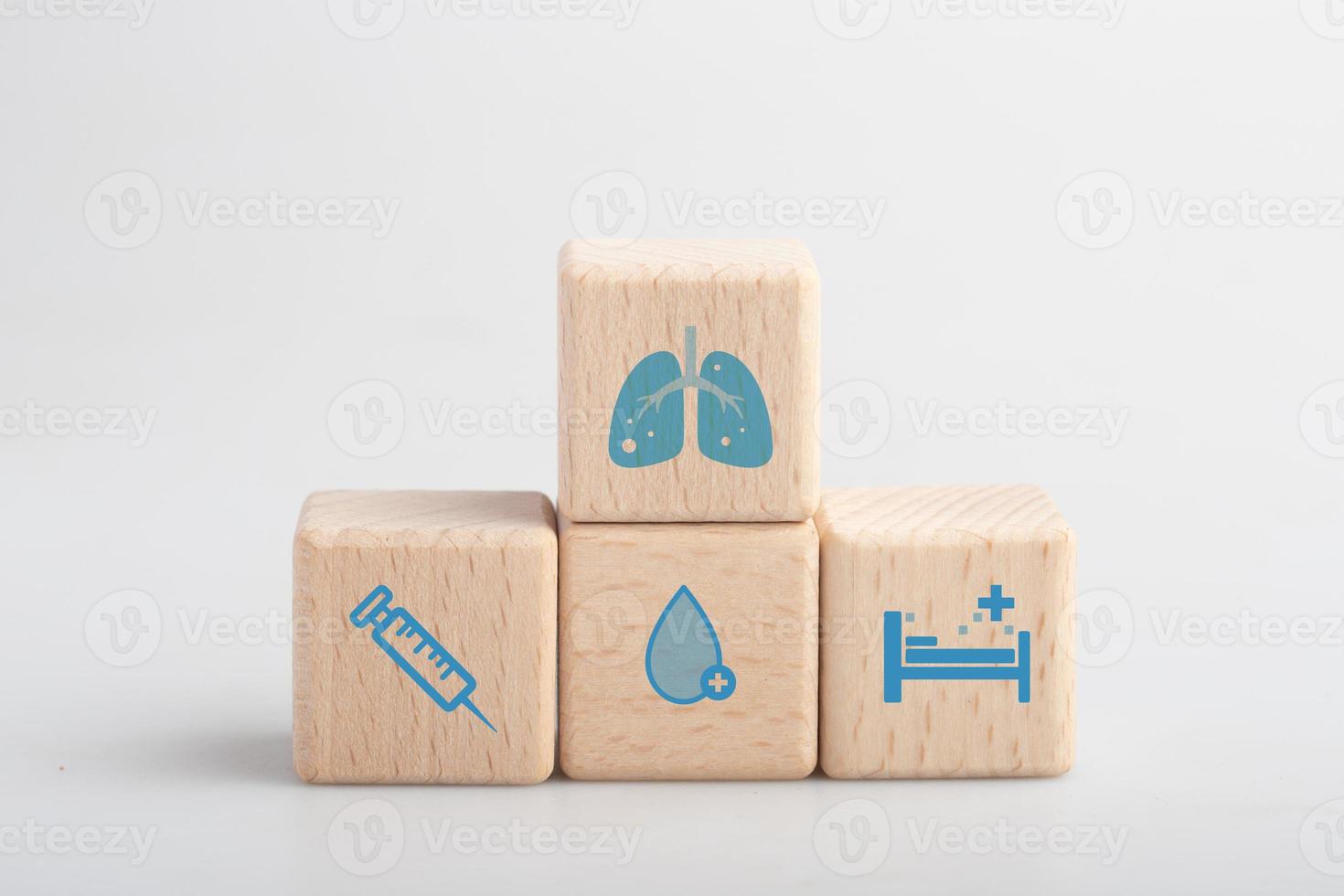 bloques de madera y signos médicos.concepto de atención médica. foto