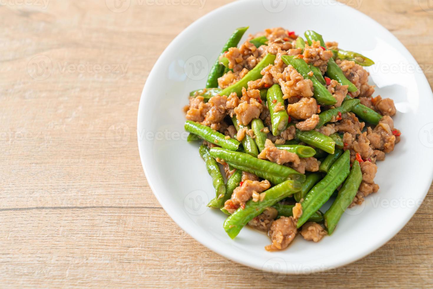 judías verdes o judías verdes salteadas con carne de cerdo picada foto