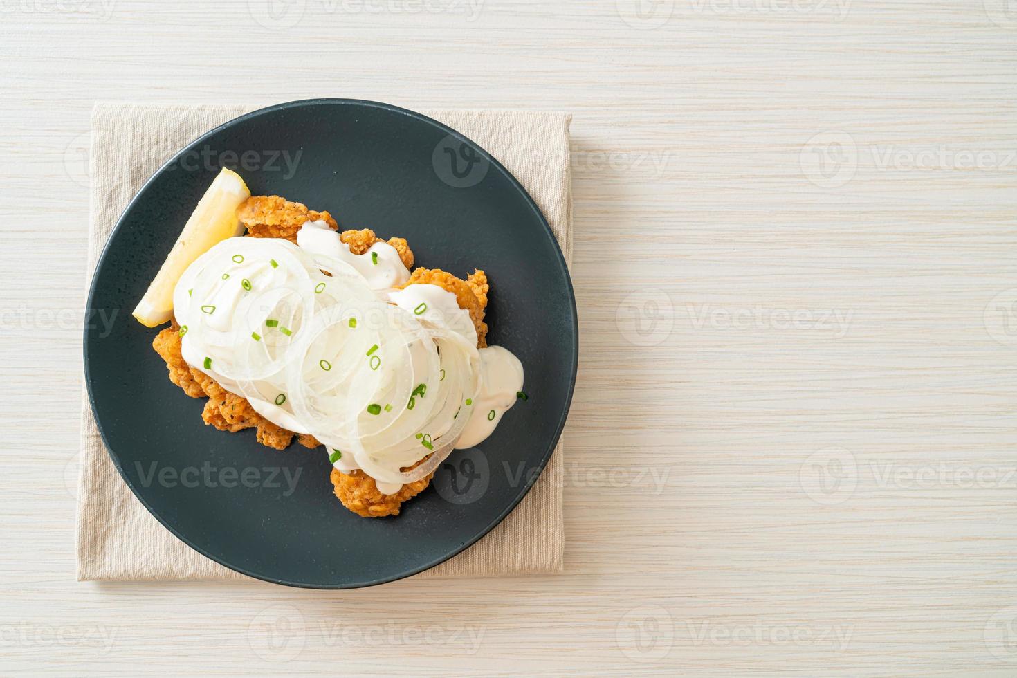 Snow Onion Chicken or Fried Chicken with Creamy Onions Sauce 17749448