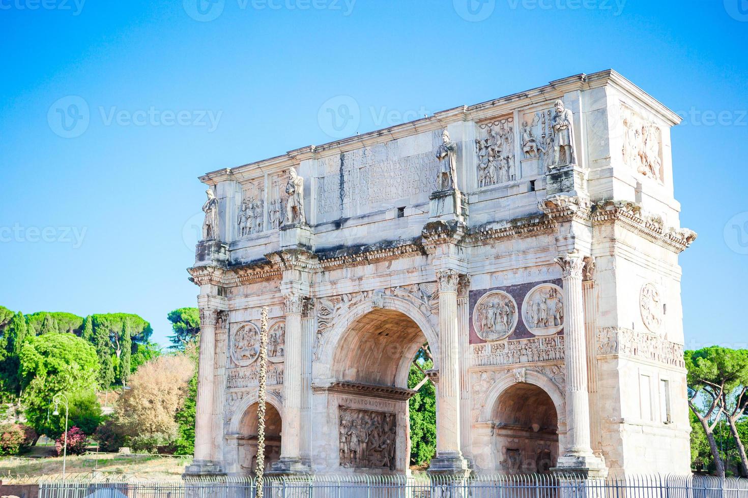 Landscape view of the Arch of Constantine in sunny holidays, lots of tousists, summer vacation, Rome, Italy. photo