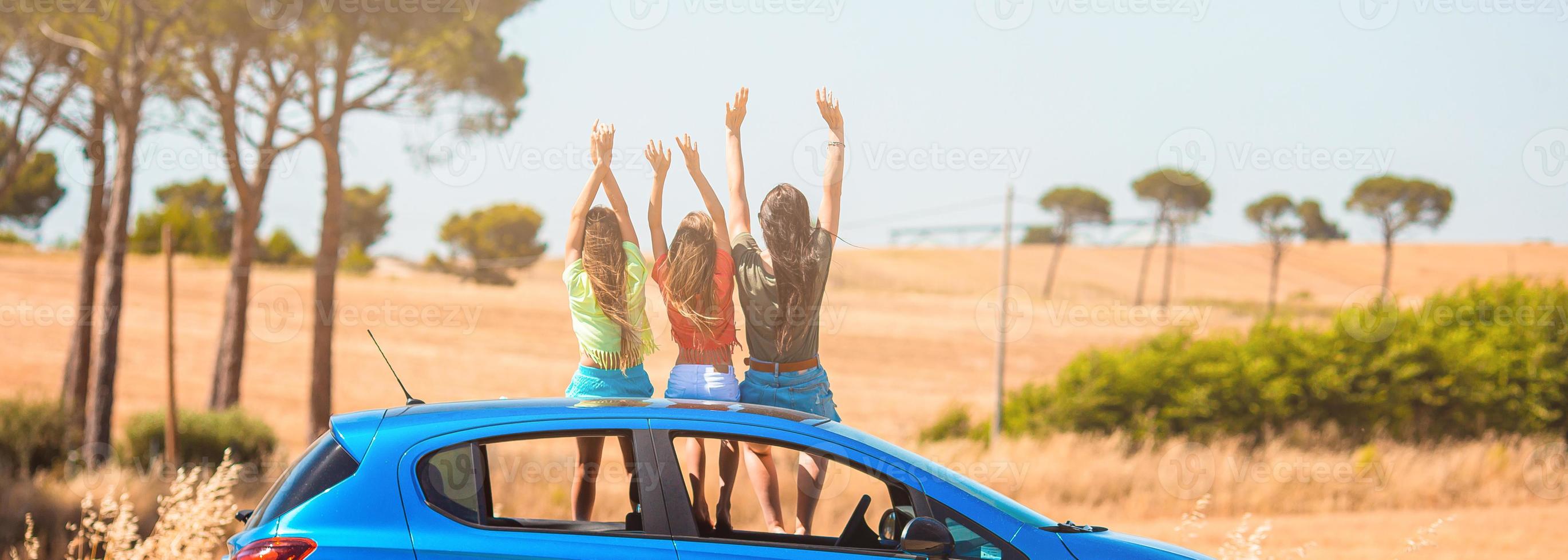 viaje en coche de verano y familia joven de vacaciones foto