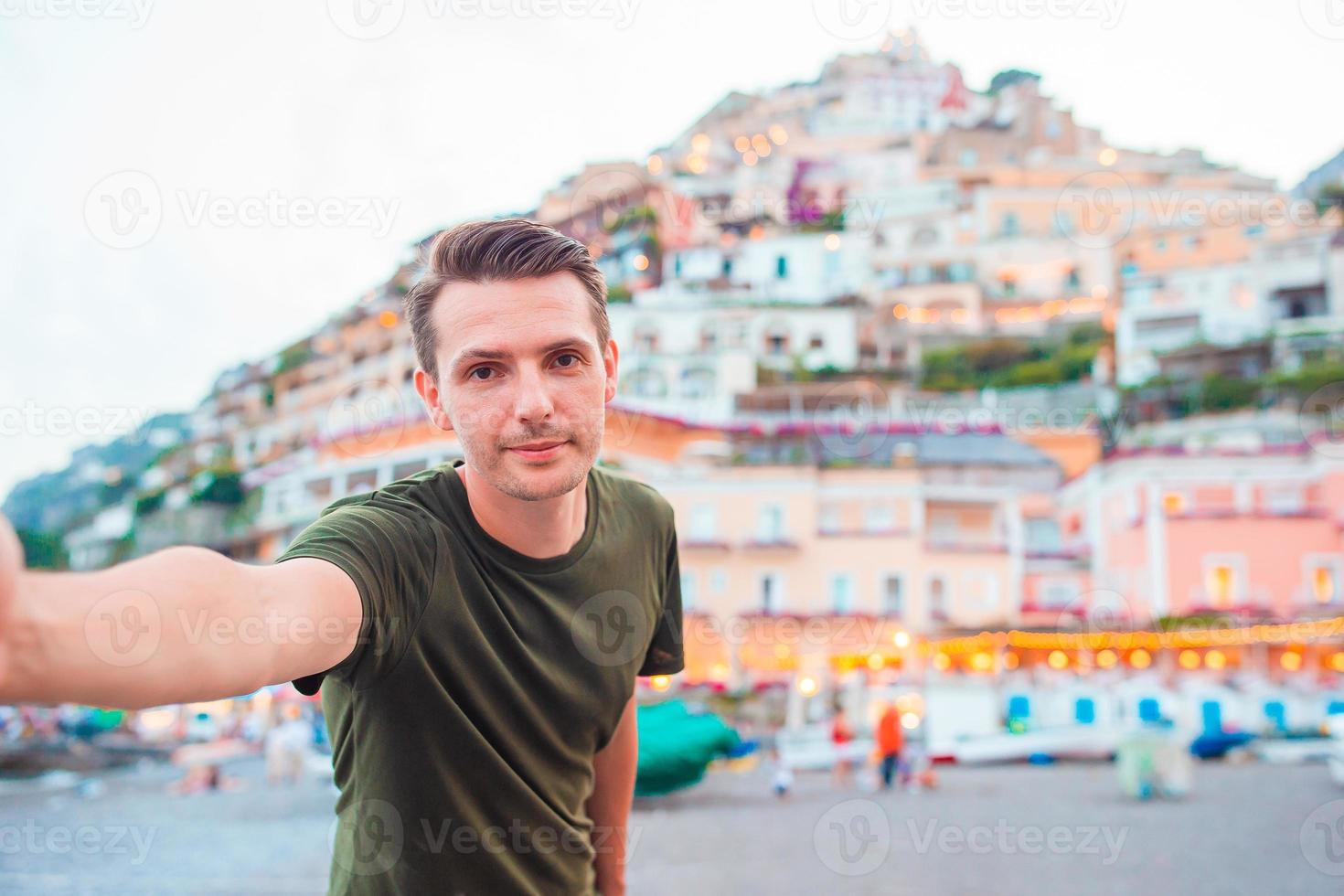 vacaciones de verano en italia. joven en el pueblo de positano en el fondo, costa de amalfi, italia foto