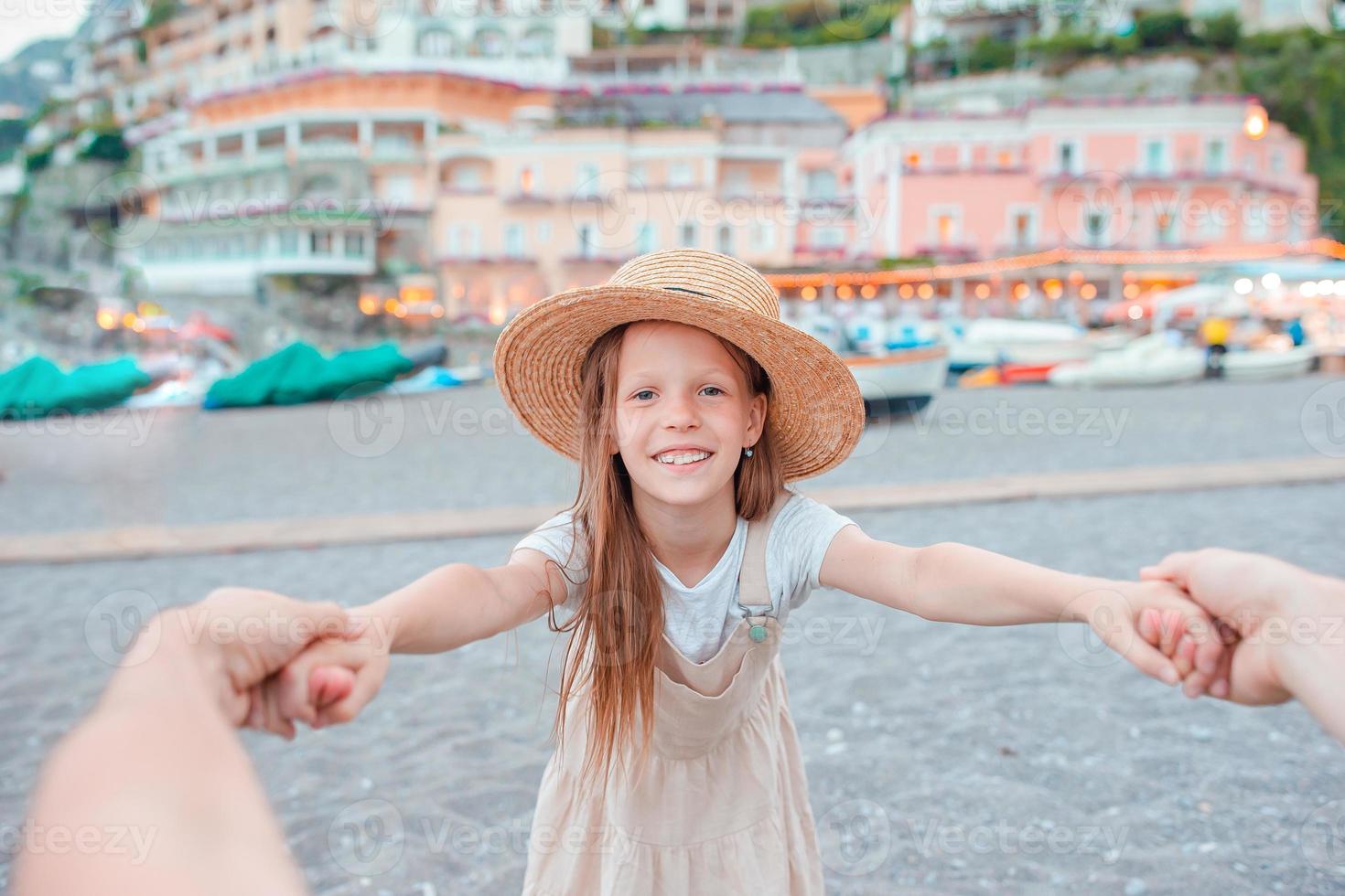 adorable niña en un cálido y soleado día de verano en la ciudad de positano en italia foto