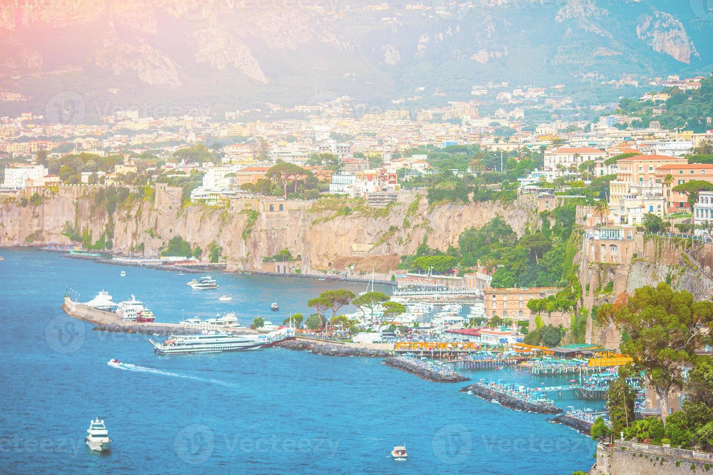 vista aérea de la ciudad de sorrento, costa de amalfi, italia foto