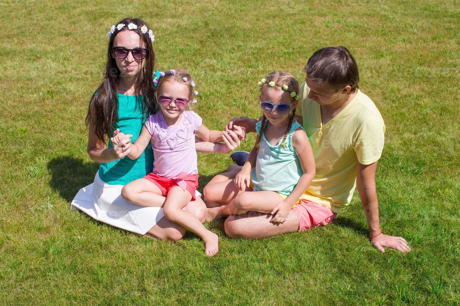 familia feliz con dos niños al aire libre en verano foto