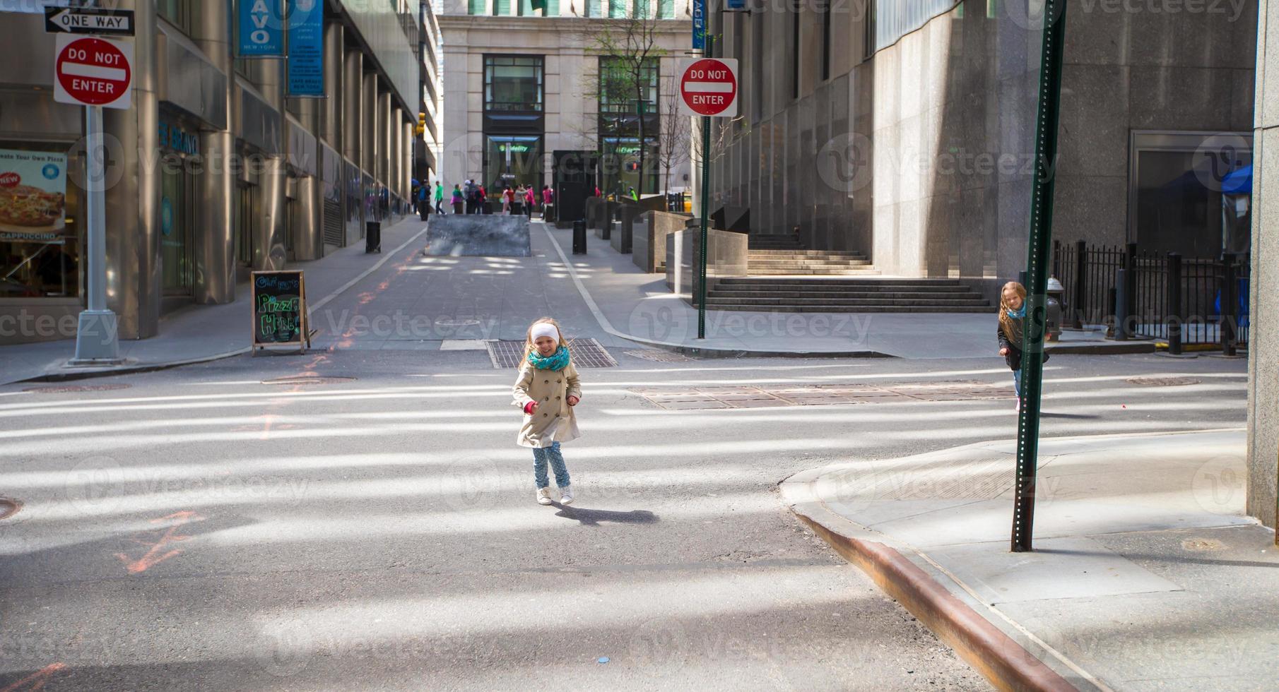 adorable niña caminando en la ciudad de nueva york en un día soleado de primavera foto