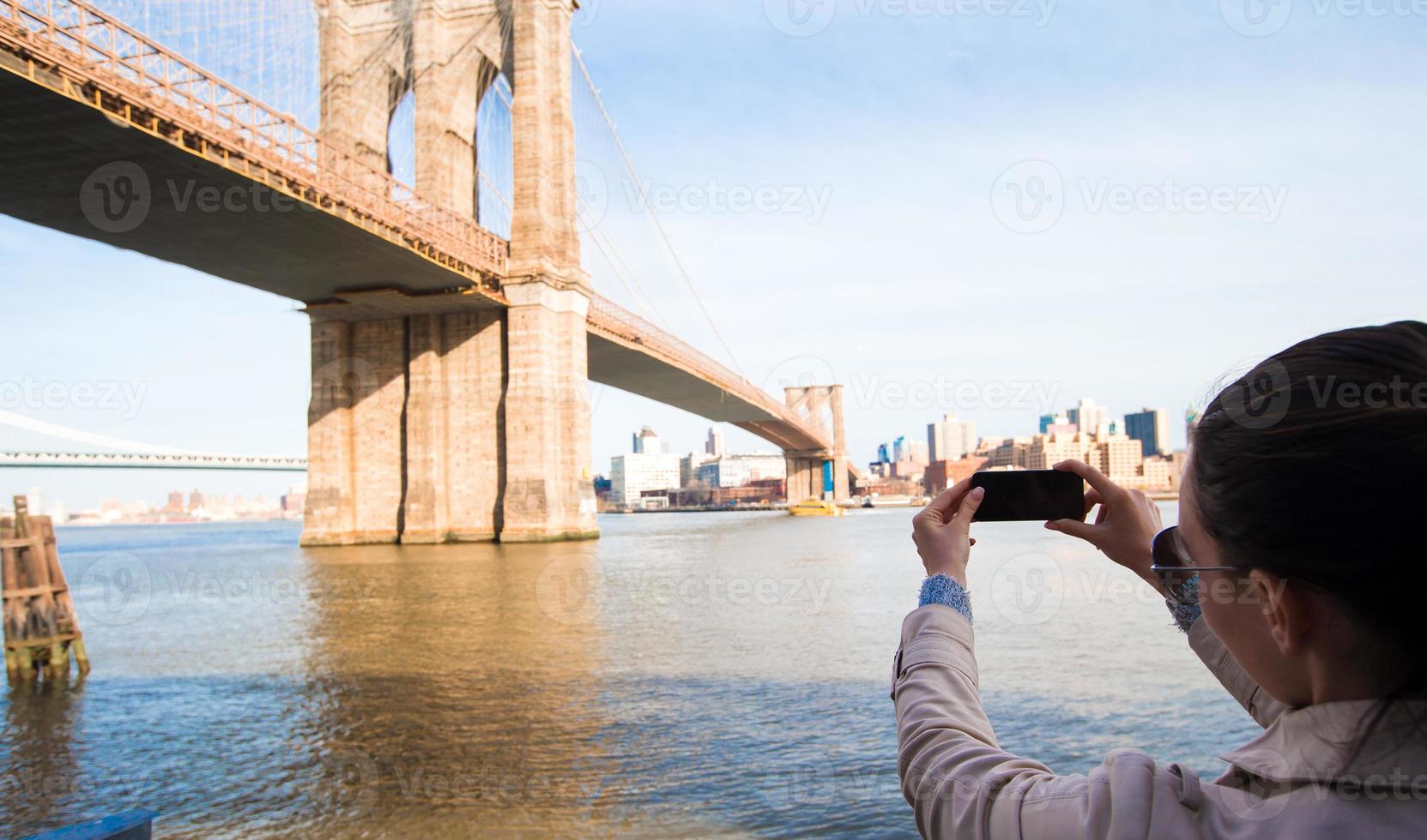 Young girl photographed the Brooklyn Bridge photo