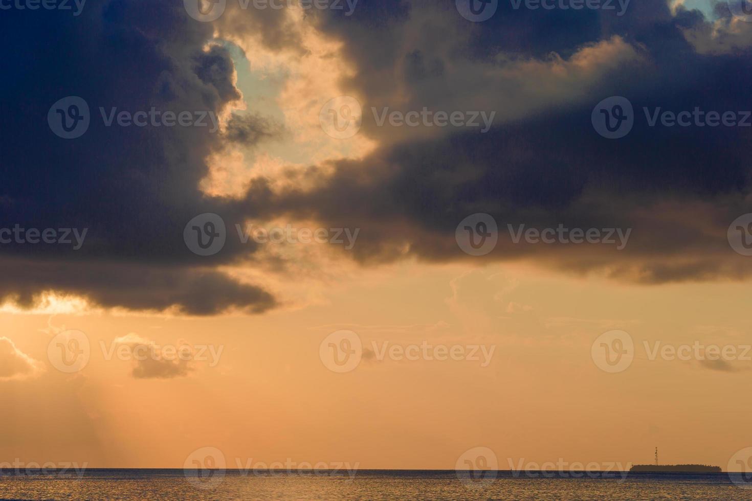 hermosa puesta de sol colorida en una isla tropical en maldivas foto