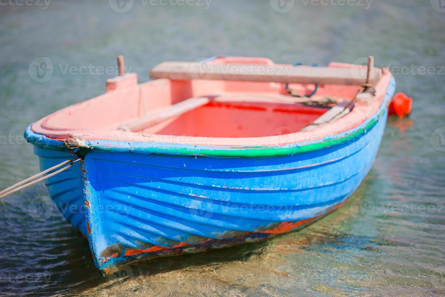 típico barco de pesca griego de color azul y blanco en el puerto de mykonos en la isla de mykonos, cícladas, grecia foto