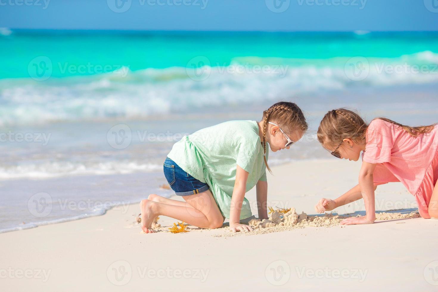 los niños disfrutan de sus vacaciones en la playa foto