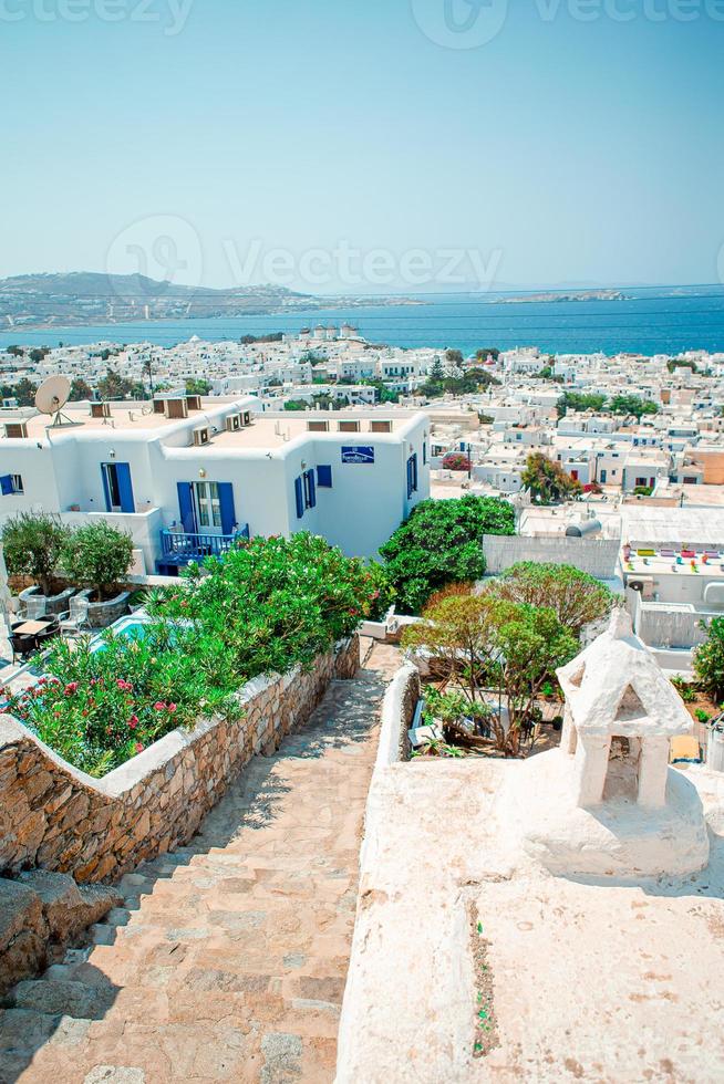 las estrechas calles de la isla con balcones azules, escaleras y flores en grecia. foto