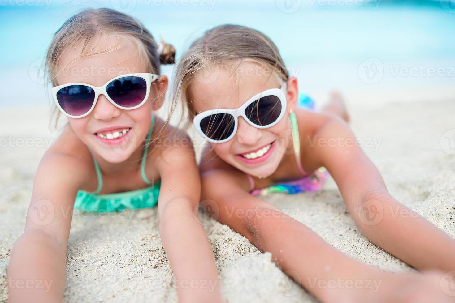 retrato de dos hermosos niños mirando el fondo de la cámara de la hermosa naturaleza del cielo azul y el mar turquesa foto