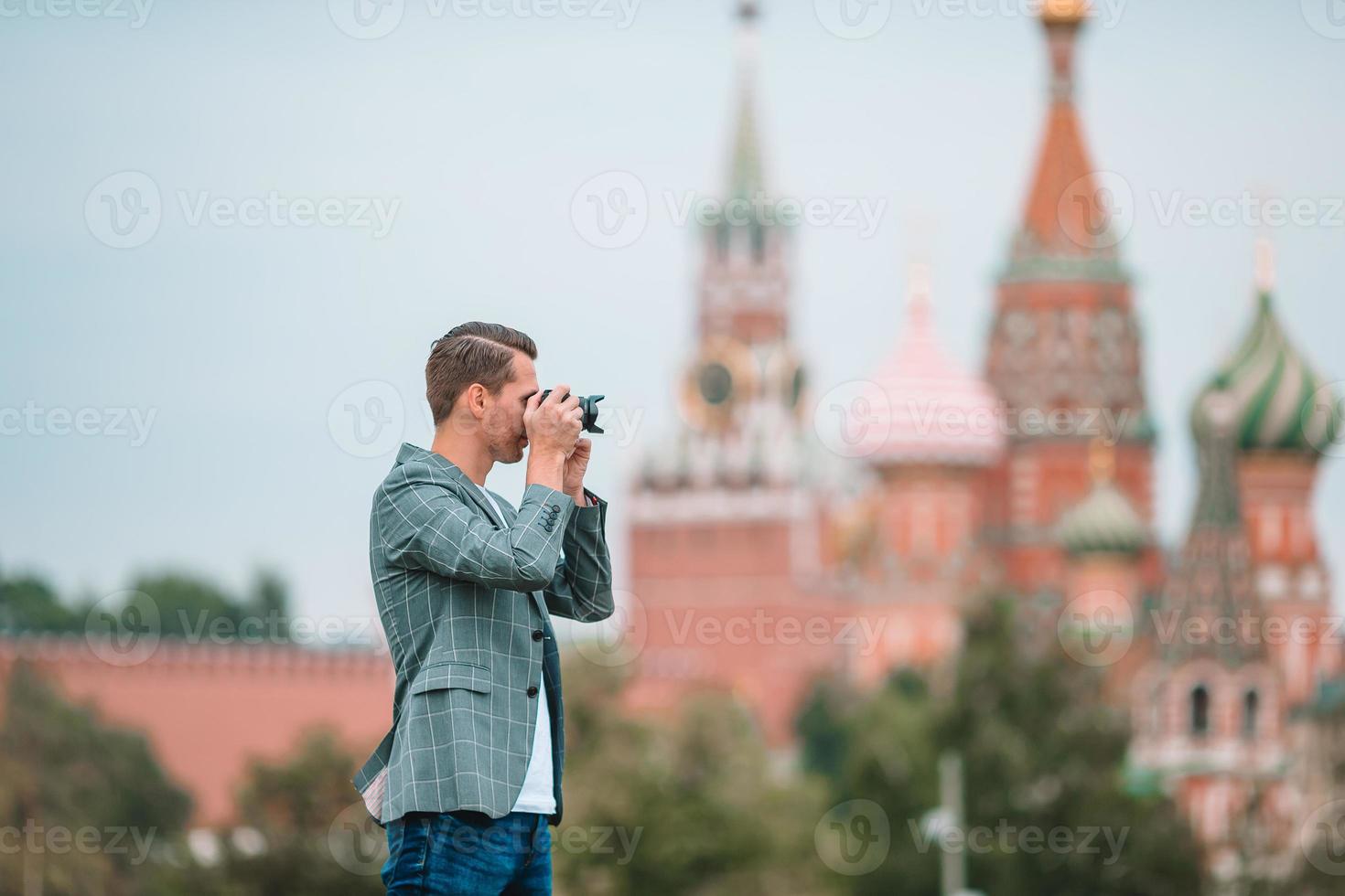 fotógrafo profesional hombre tomando una foto de la ciudad