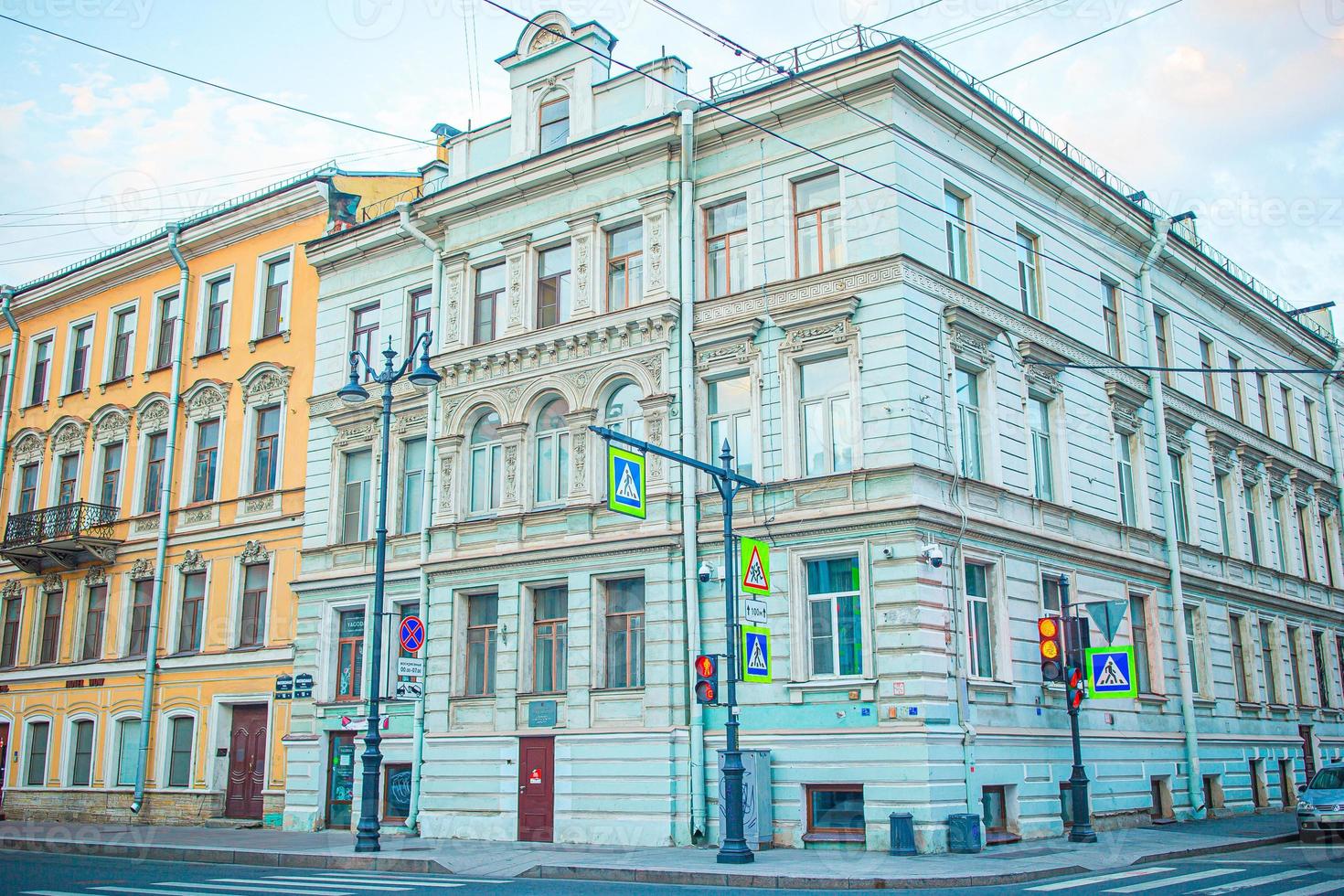 calles antiguas y terraplén con el río neva en la ciudad de san petersburgo foto